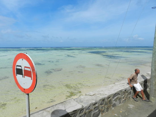 Herrliches Wasser, mit tollen Faerbungen, ist vom Bus aus zu sehen.
