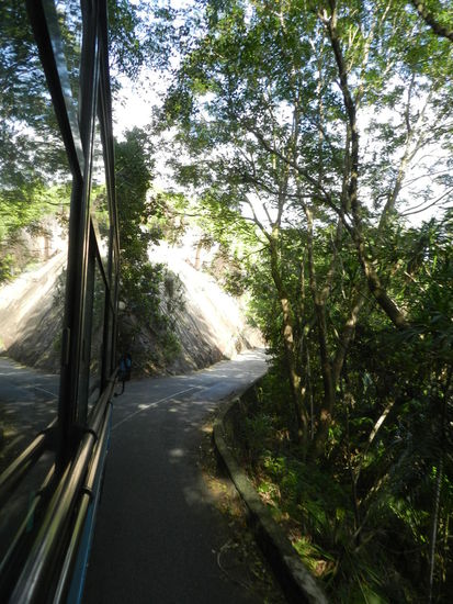 Zurueck ging es wieder in einem Hoellentempo ueber die Bergstrasse, hier kommen unmoeglich 2 Busse aneinander vorbei.