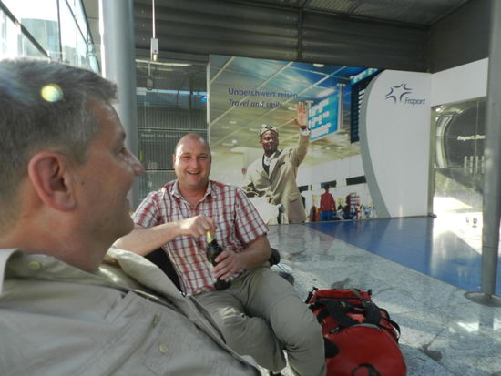 Mein "Reisekumpel Udo" wartet in FRA für die ersten 4 Wochen gemeinsamen Reisens