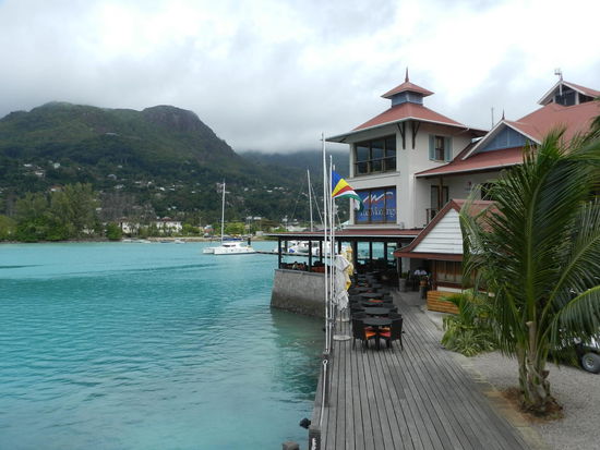 Nett schaut´s aus, die Cafés, Boutiquen und kleinen Geschäfte vor den internationalen Jachten