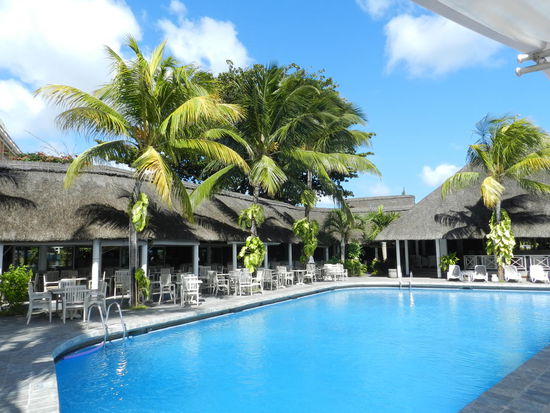 Pool und Restaurant des Merville Beachs.