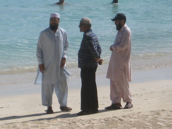 Einheimische am Strand von Péreybère.