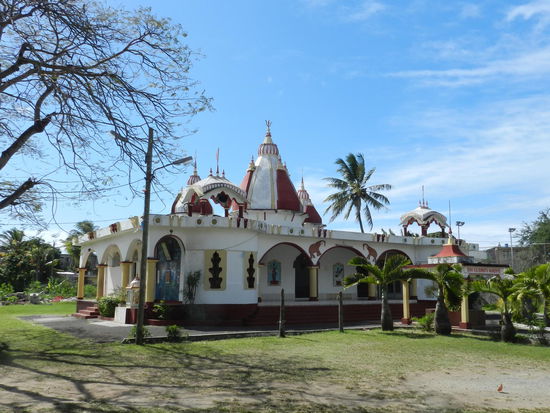 Der neuere Hindutempel am Nordeingang Grand Baies.