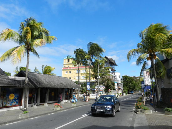 Die Hauptstraße Grand Baies.