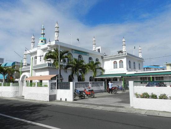Neben Hindetempeln und christlichen Kirchen gibt es auch eine Moschee.