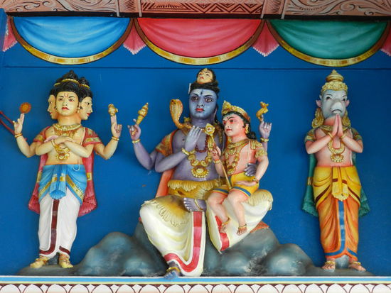 Der tamilische Tempel ist wunderbar geschmückt.