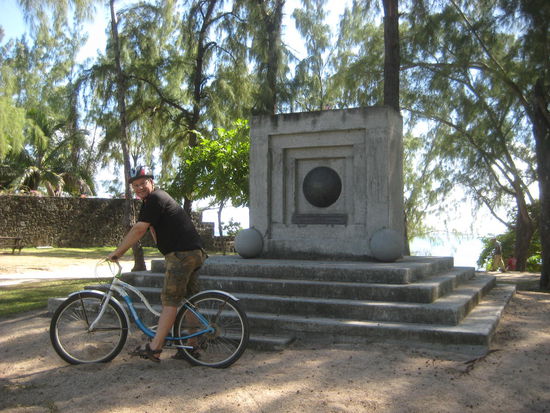 An dieser Stelle kamen 1810 die Engländer an Land und vertrieben die Franzosen; daran erinnert dieses Denkmal.