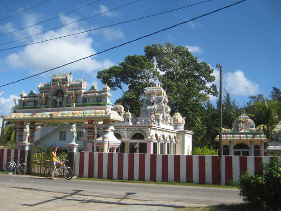 Am Ortseingang von Cap Malheureux befindet sich dieser Tempel.