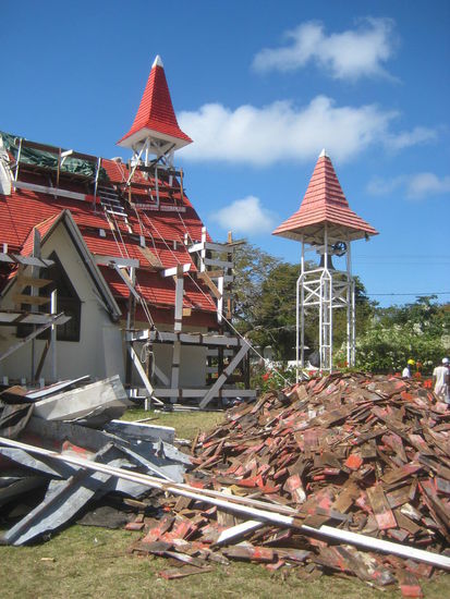 L´eglise de Malheureux wird derzeit gerade renoviert und erhält ein neues Dach. Ansonsten wäre es ein pitoreskes Postkartenmotiv.