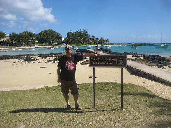Vor dem Anlegesteg und dem kleinen Strand in der Bucht des Caps.
