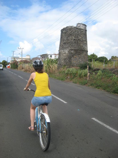 Windmühlenreste auf dem Gelände einer ehemaligen Zuckerrohrplantage.