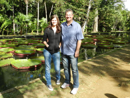 (Klein-)Gruppenbild vor Amazonasseerosen