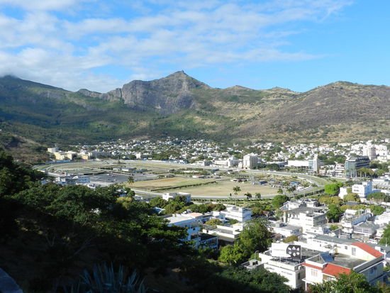 Blick vom Fort Adelaide auf die Pferderennbahn (1812) und die Bergkette