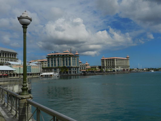 Blick auf die "Waterfront" am Hafen von Port Louis