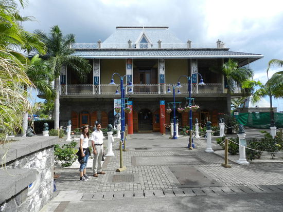 Am Ende der Waterfront befindet sich das Blue-Penny-Museum mit einer Original Blauen Mauritius
