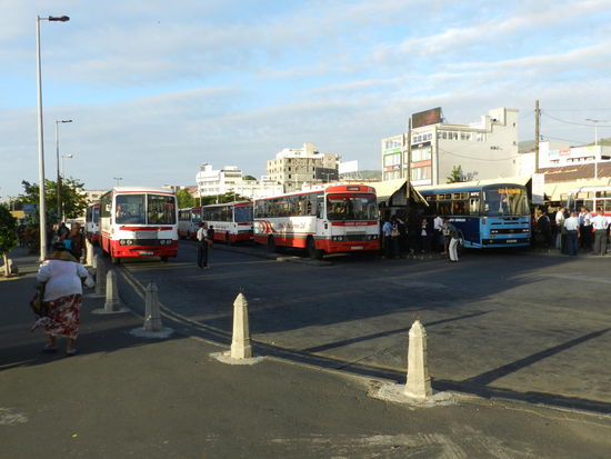 Der nördliche Busbahnhof am Immigration Square