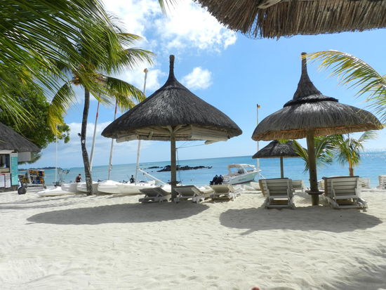 Ist das nicht ein herrlicher, entspannender Ausblick? Der Hotelstrand des Merville Beach in Grand Baie.