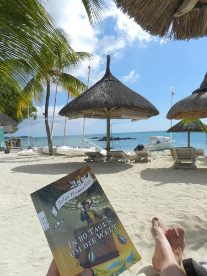 ... aber das ist meine Lieblingsperspektive: über meine Füße schaue ich aufs Meer, wenn ich von einem guten Buch hochblicke! Das ist Erholung pur.