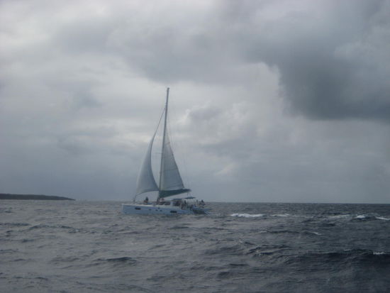 Etwa 15 Katamarane waren mehr oder weniger gleichzeitig unterwegs zur Ile Gabriele, allerdings verläuft es sich dort wieder.