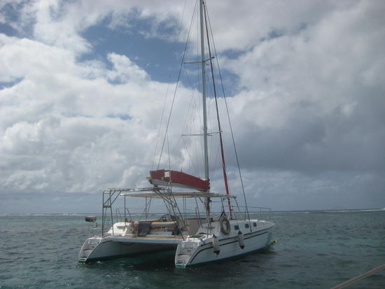 Vor Anker innerhalb des Korallenriffringes liegend sieht alles so ruhig aus.