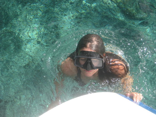 Vom Katamaran aus konnten wir dann noch im offenen Meer schnorcheln. Angelockt durch Essensreste gab es viele tolle und bunte Fische zu sehen.