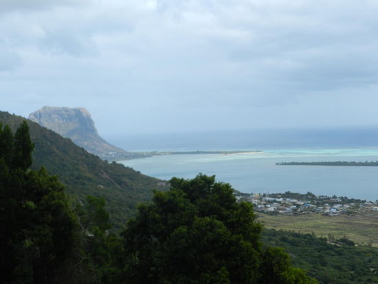 Blick von der Restaurantterasse auf die Halbinsel  Le Morne