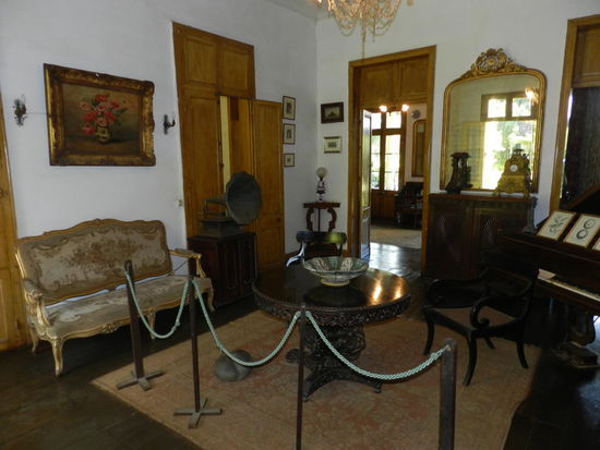 Eines der vielen Zimmer mit original zeitgenössischen Möbeln