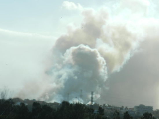 Dichter Rauch steht über abgefackelten Zuckerrohrfeldern vor Port Louis