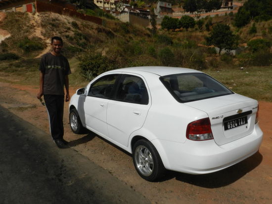 Erik, mein Fahrer und Guide von Madagascar-green-tours.com, vor unserem Chevy