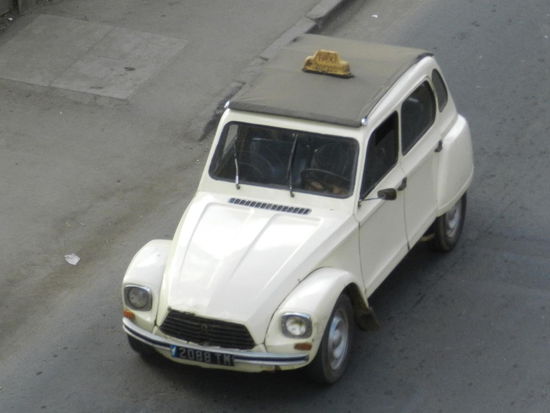 Schöne, alte Autos fahren durch die Hauptstadt, hier ein Citroen Dyane 6 CV