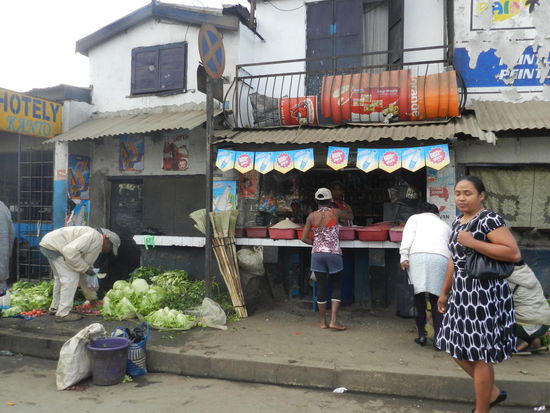 Straßenverkäufer und kleine Läden verkaufen auch sonntags.
