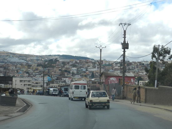Über die Anhöhen geht es zunächst in die Vororte, dann raus aus Tana