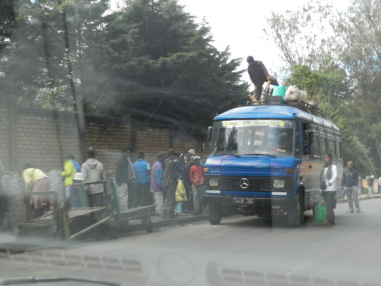 Unterwegs sieht man viele dieser Minibusse, meistens sind es noch kleinere, z.B. Renault oder Mercedes, selten Japaner
