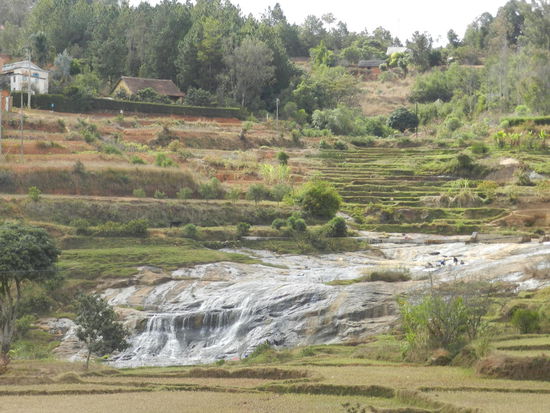 Hinter diesem kleinen Wasserfall endet Antananarivo, nun beginnt die ländliche Umgegend