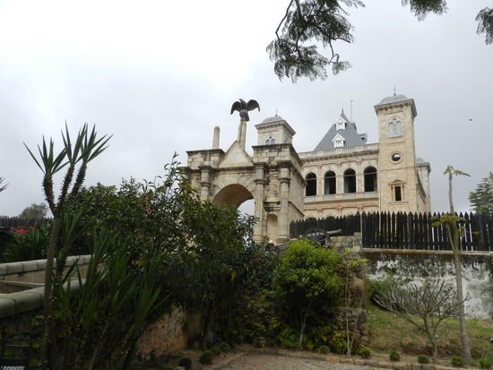 Das Königinnenschloss, davor das Eingangsportal mit dem französischen Adler