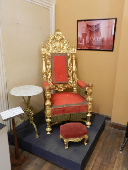 Thron der Königinnen und Könige, eines der wenigen Exponate, die beim Brand gerettet werden konnten.