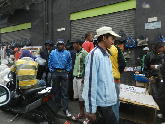 Straßenhändler und zwielichtige Gestalten beeinflussen das Stadtbild unangenehm