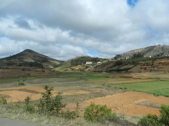 Kurz hinter Tana gibt es weitläufige, hügelige Landschaften