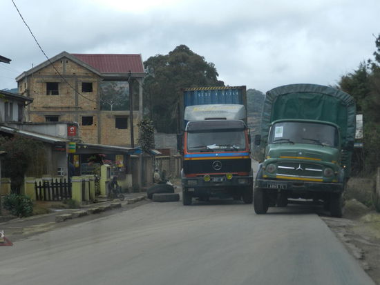 Sehr eng ist die Route National 2 an vielen Stellen, insbesondere in Ortsdurchfahrten