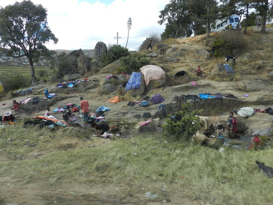 Sonntags ist Waschtag ... unten am Fluß