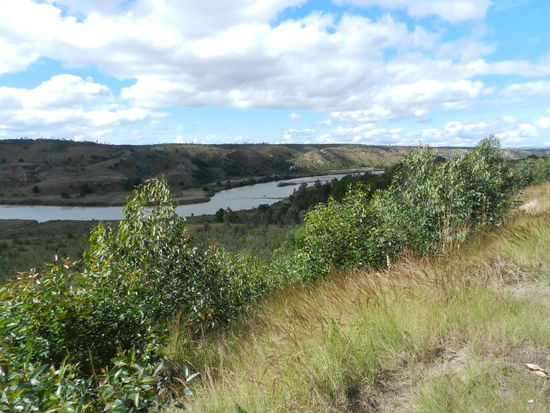 Weiter geht's, an Flüssen (mit abenteuerlichen Brücken) vorbei und über Berge.