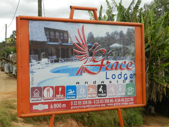 Von der RN 2 geht es noch 800 m über Lehmpiste zur Lodge