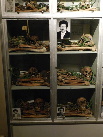 Einer von mehreren Gebeineschränken im "Red-Terror-Museum", ein sehenswertes Museum, für das ca. 30 Min ausreichen. Aber es gibt einen sehr guten Einblick in die jüngere Geschichte Äthiopiens.