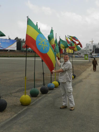Die OAU beging gerade in Addis ihr 50-jähriges bestehen, so das alles bunt geschmückt war.