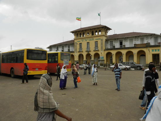 Von hier fährt (leider) kein Zug mehr nach Djibouti: der Bahnhofsvorplatz, heute ein Busbahnhof.