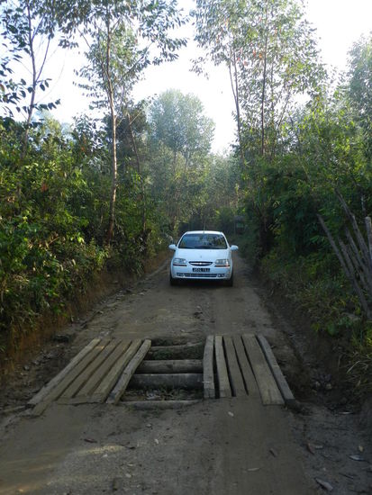Bereits die Lehmwege auf dem Gelände der Grace-Lodge sind schon abenteuerlich, aber innerhalb des Parks wird es noch heftiger, vor allem nach Regentagen.