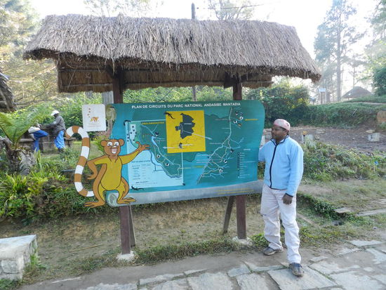 Auf Hinweistafeln wird der Park mit dem System der Wanderwege erläutert. Hier ist Luc, mein Guide an den nächsten beiden Tagen, zu sehen - ein Meister im Nachahmen von Tierstimmen.