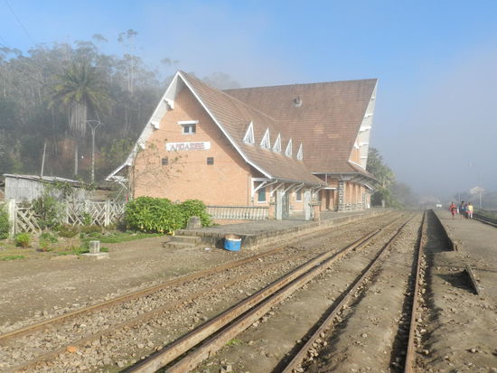Der Bahnhof von Andasibe ist deshalb so groß geraten, weil hier ehemals ein französisches Militärlager war. Heute ist hier nur noch ein Dorfleben.