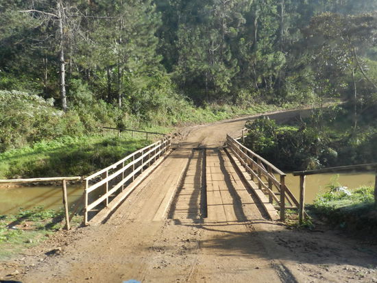 Zunächst sehen die Holzbrücken im Park noch vertrauenswürdig aus, später kommen einem Zweifel, ob das denn so alles halten wird...