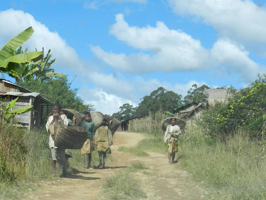 Nahezu jeder - egal ob Kind oder Erwachsener - ist schwerbeladen unterwegs.